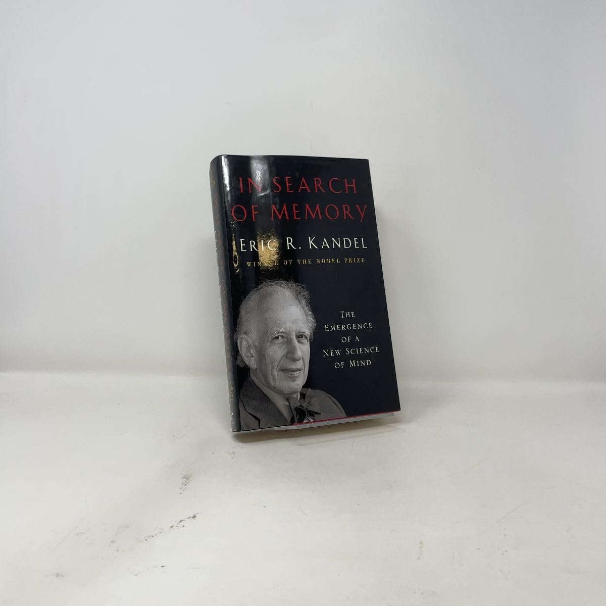 In Search of Memory: The Emergence of a New Science of Mind