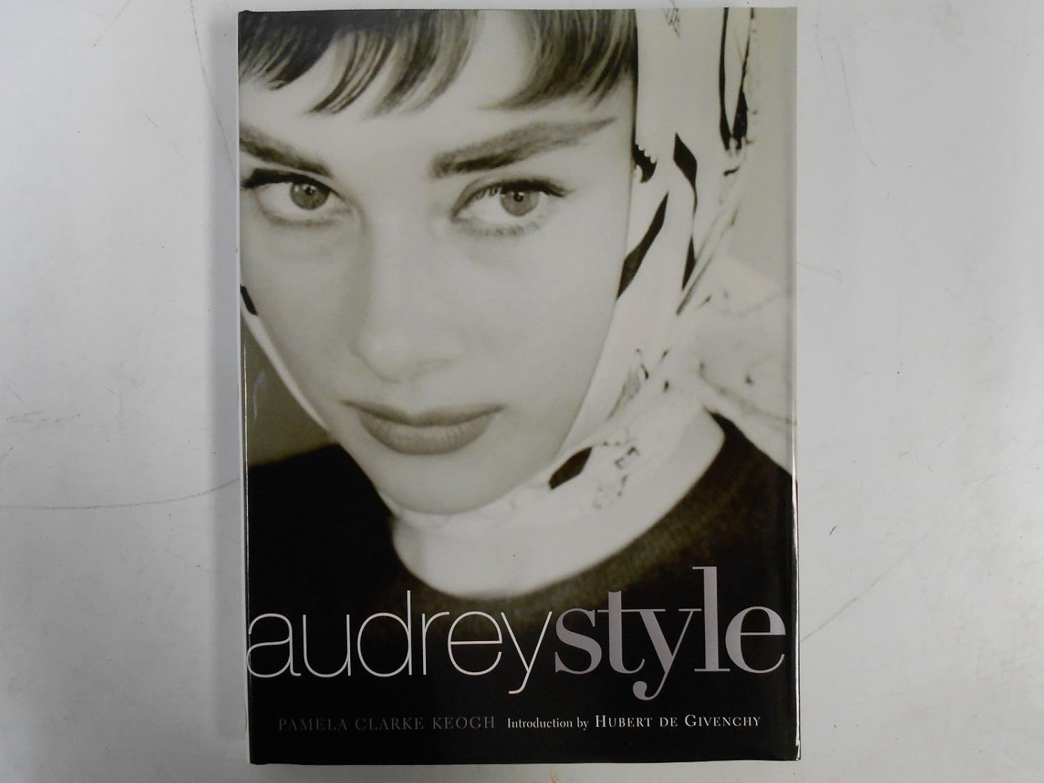 Audrey Style: An Illustrated Biography of the Style Icon—Grace, Beauty, and Humour Through Original Interviews and Designer Sketches