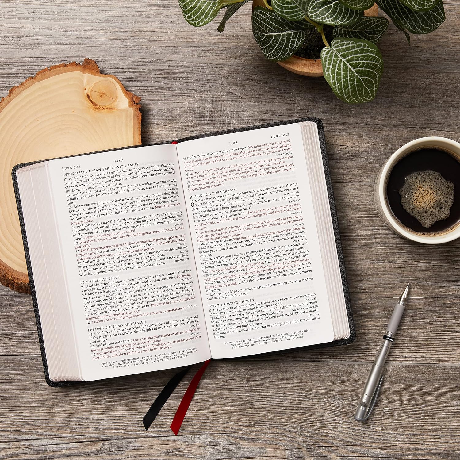 KJV Holy Bible: Large Print Single-Column with 43,000 End-of-Verse Cross References, Pink Leathersoft, Personal Size, Red Letter, Comfort Print